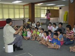 家长携带孩子到教总亲子学苑共听故事。