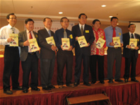 为新书《华小建校、迁校和微型华小资料集》进行推介仪式。左起副主席尤亚玖、洪致民、吴南德、郑 甲、主席王超群、财政黄稳全、总务陈清顺以及副主席邓万秋。