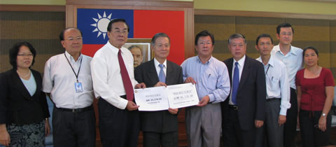 王超群（左三）移交款项予曾庆源（左四）。左起为黄凤桥（驻马台北经济文化办事处秘书）、张基兴（董总会务局行政主任）、傅振荃（董总总务）、邹寿汉（董总署理主席）、黄金贵（董总学生事务局主任）、叶翰杰（教总执行秘书长）、李丽珍（董总技职教育局行政主任）