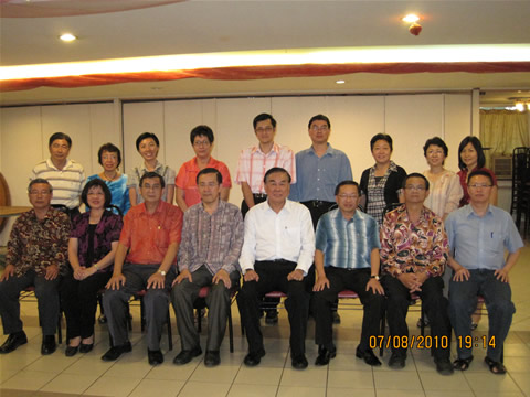 教总与吉打州三个华校教师会进行交流后合影。前排坐起为陈福文校长（吉南教师会副总务）、林月莲校长（吉北华校教师会主席）、李毅强校长（教总副主席）、伍拯材校长（吉中教师会主席）、王超群（教总主席）、陈清顺（教总总务）、陈君杰校长（吉南教师会主席）、林楗益校长（吉中教师会财政）。