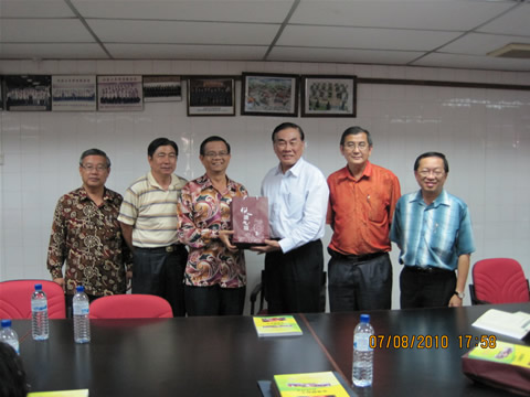 教总赠送《孩子双月刊》予吉南教师会。