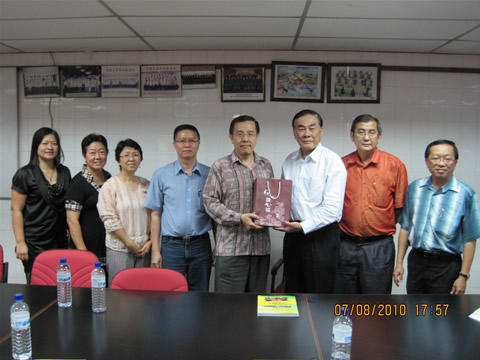 教总赠送《孩子双月刊予吉中教师会。