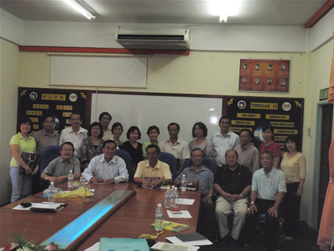 教总与玻璃市华校教师会、玻璃市华校董联会和州内多所华小董事会进行交流后合影。