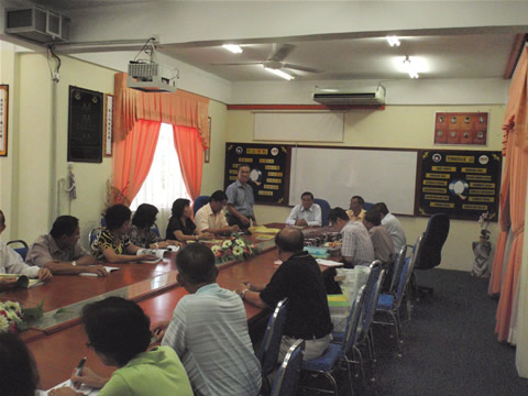 玻璃市教师会主席梁兆壮校长（站立者）向出席者汇报玻璃市州内华小的情况。