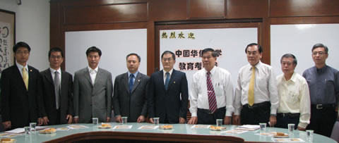 右起为新纪元学院副院长莫顺宗、董总署理主席邹寿汉、教总主席王超群、董总主席叶新田华侨大学校长丘进，以及华侨大学教育考察团成员。