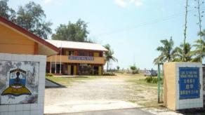 北根那示启华华小位於靠海地段，以致学校常年面对风雨吹袭问题。（图：星洲日报）