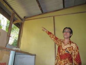 魏梅吉校长：许多教室的柱子、横樑、屋檐等隱藏著白蚁窝。（图：星洲日报）