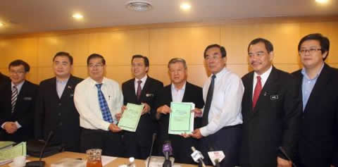 左起为高等教育部副部长何国忠、教育部副部长魏家祥、董总主席叶新田、马华署理总会长廖中莱、马华总会长蔡细厉、教总主席王超群、马华总秘书江作汉、马华副总会长颜炳寿。（照片来源：星洲日报） 