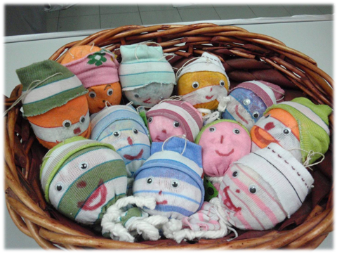 由600位吉隆坡南强华小、甲洞华小一校、甲洞华小二校、中华女校、黎明华小和雪兰莪沙登华小一校的学生亲手制作的微笑布娃。