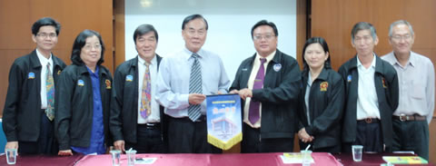 美里华校教师会主席赖昭恬校长赠送纪念品给教总主席王超群校长。左一起为美里埔奕中华公学朱光武校长、美里珠巴中华公学詹赛燕校长、美里中山小学范其武校长、教总主席王超群校长、美里华校教师会主席赖昭恬校长、美里巴甘中华公学林爱美校长、美里杜当中华学校张咏强校长，以及美里中华公学杨国征校长。