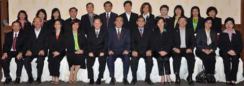 前排左起为陈清顺（理事）、李金桦（委任理事）、尹淑英（财政）、廖亚清（总务）、陈文化（主席）、教总主席王超群、李毅强（副主席）、薛玉香（副总务）、王仕发（副财政）、郑淑娟（委任理事）、龚爱珠（福利主任）。