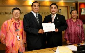 魏家祥（右2）接领由教总提呈的华教和师资课题备忘录。左起是教总调查研究和资讯主任王仕发校长、王超群和右是教总总务陈清顺校长。（图：星洲日报）