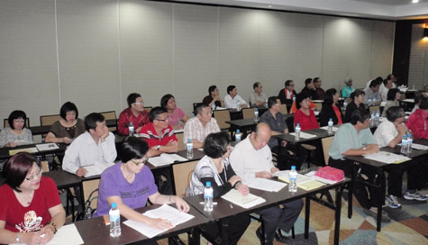 出席会议的各教师会代表。