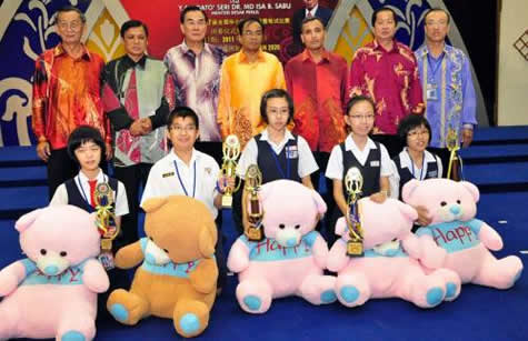 第二十七届全国华小华语演讲比赛第一名至第五名得主余永康（前排左起）、侯艾蜜莉、侯昱音、顏仕杰及何靖伶，与嘉宾许高廷（后排左起）、顿卡沙、王超群、马依沙、阿都拉沙菲益、傅子初及梁兆壮合照。（照片来源：星洲日报）