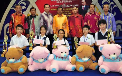 张嘉敏（前排右起）、顏晶、周苡、王轩茗及陈敏捷摘下第二十七届全国华小笔试比赛冠军至第五名，与嘉宾许高廷（后排左起）、顿卡沙、王超群、马依沙、阿都拉沙菲益、傅子初及梁兆壮合照。（照片来源：星洲日报）