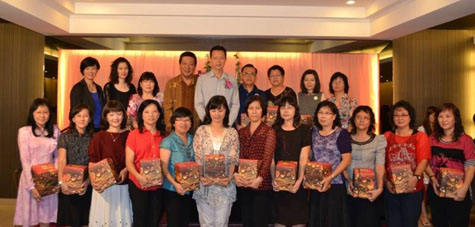 蔡镇业校长（后排左4起）与李俊滽颁发纪念品给服务满25年的会员。（图：星洲日报）