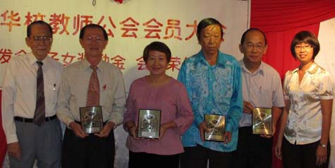 退休校长和教师合影；左起为邓日才、吴南德、陈金凤、蔡求炎、钟瑞麟及林丽洁。（图：星洲日报）