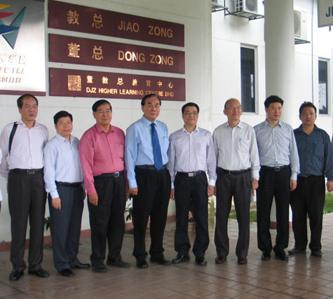左起：华侨大学新闻处副处长赵小波、华侨大学财务处处长黄种杰、董总主席叶新田、教总主席王超群、华侨大学副校长张禹东、教总师资培训组主任李金桦、华侨大学华文教育办公室主任赵明光、华侨大学校友会会长苏耀原。