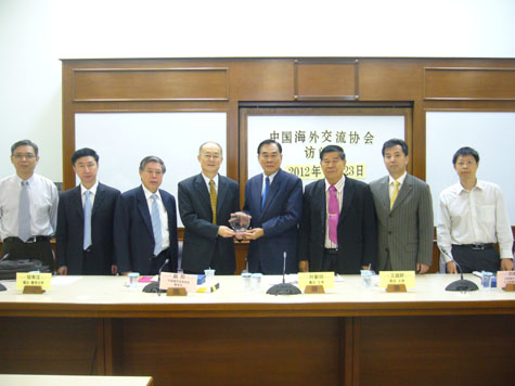 王超群（右4）赠送纪念品予赵阳（左4）。左起：莫顺宗、雷振刚、邹寿汉。右起刘鹏翔、刘继坤、叶新田。