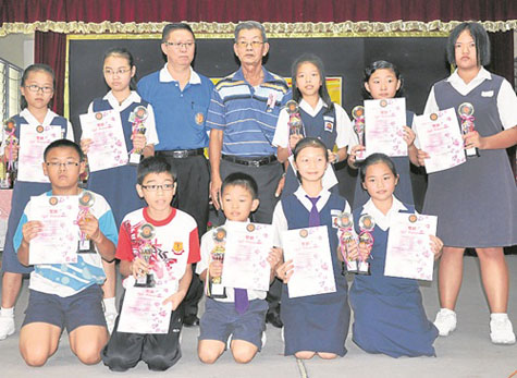 全国华小教师节绘画赛高年组优胜者领奖，他们將代表吉中区参加全国赛。