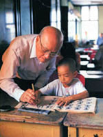 拿督沈慕羽局绅教孩子们写字