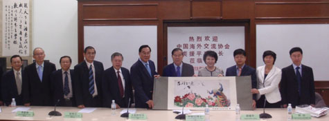 中国海外交流协会裘援平副会长赠送纪念品给教总和董总。