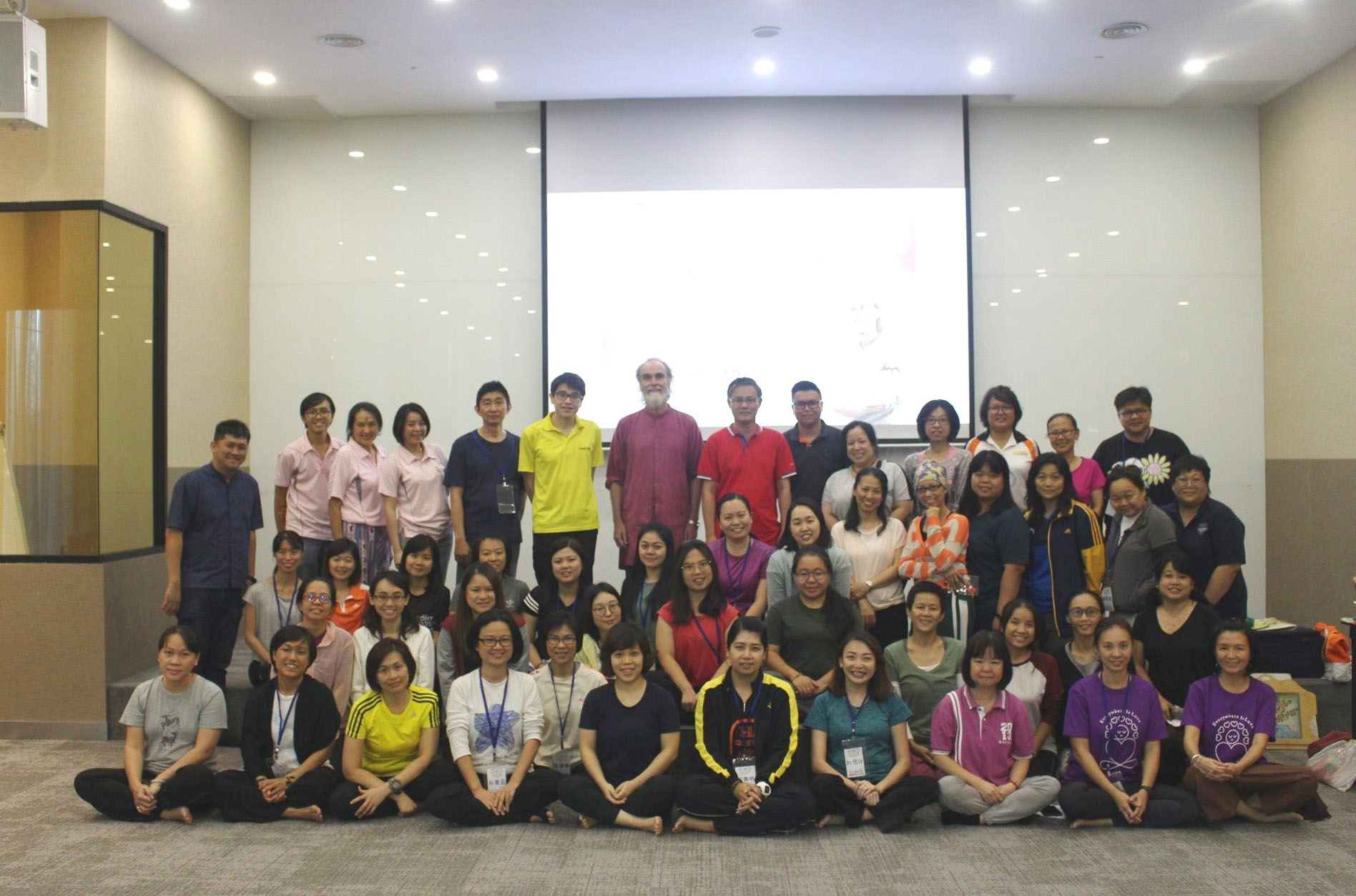 唐睿谦老师（后排左七）与静心正念教育实作工作坊（校园场）的学员合影。