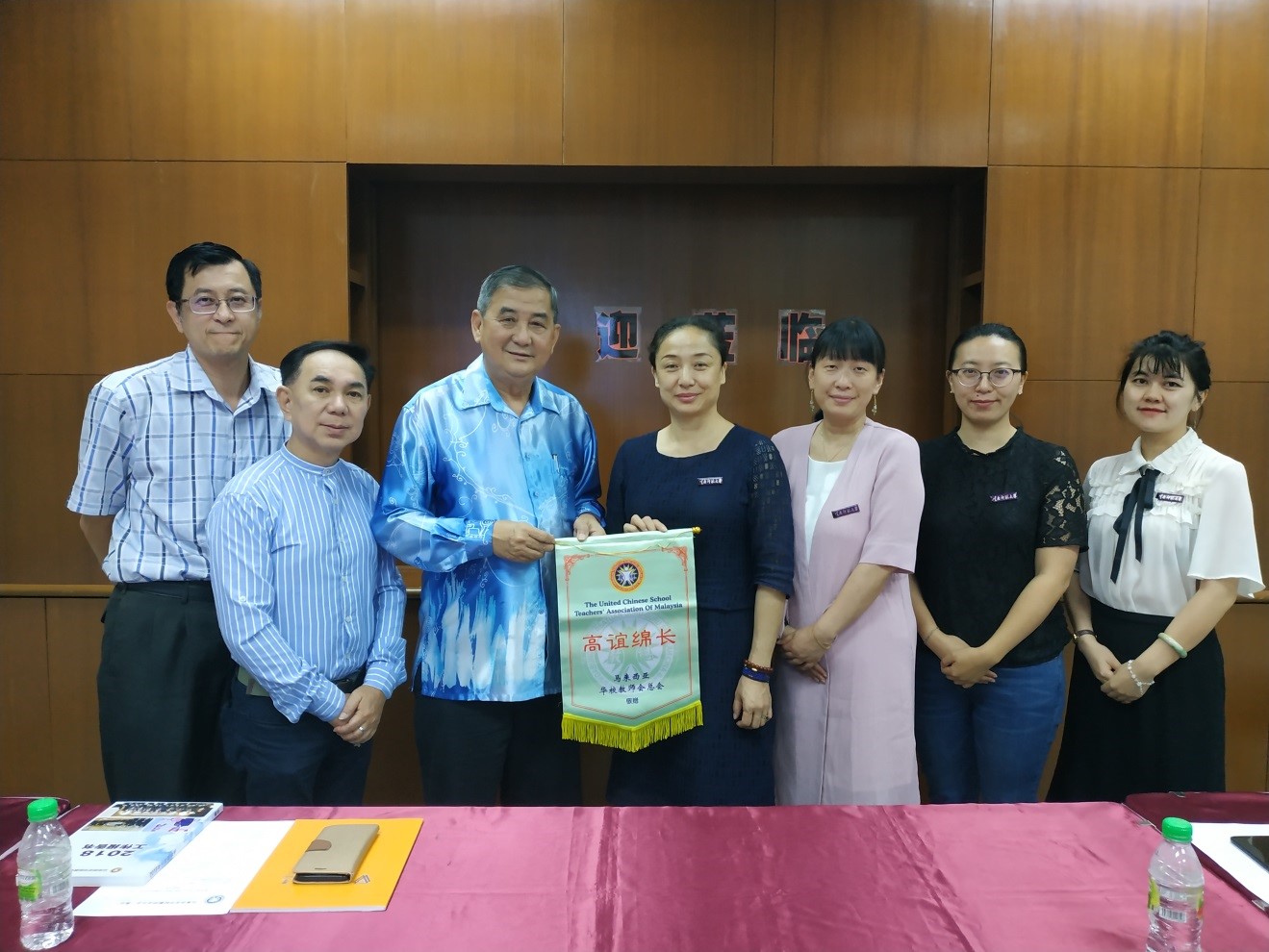 李毅强代表教总赠送纪念品予云南华文学院院长