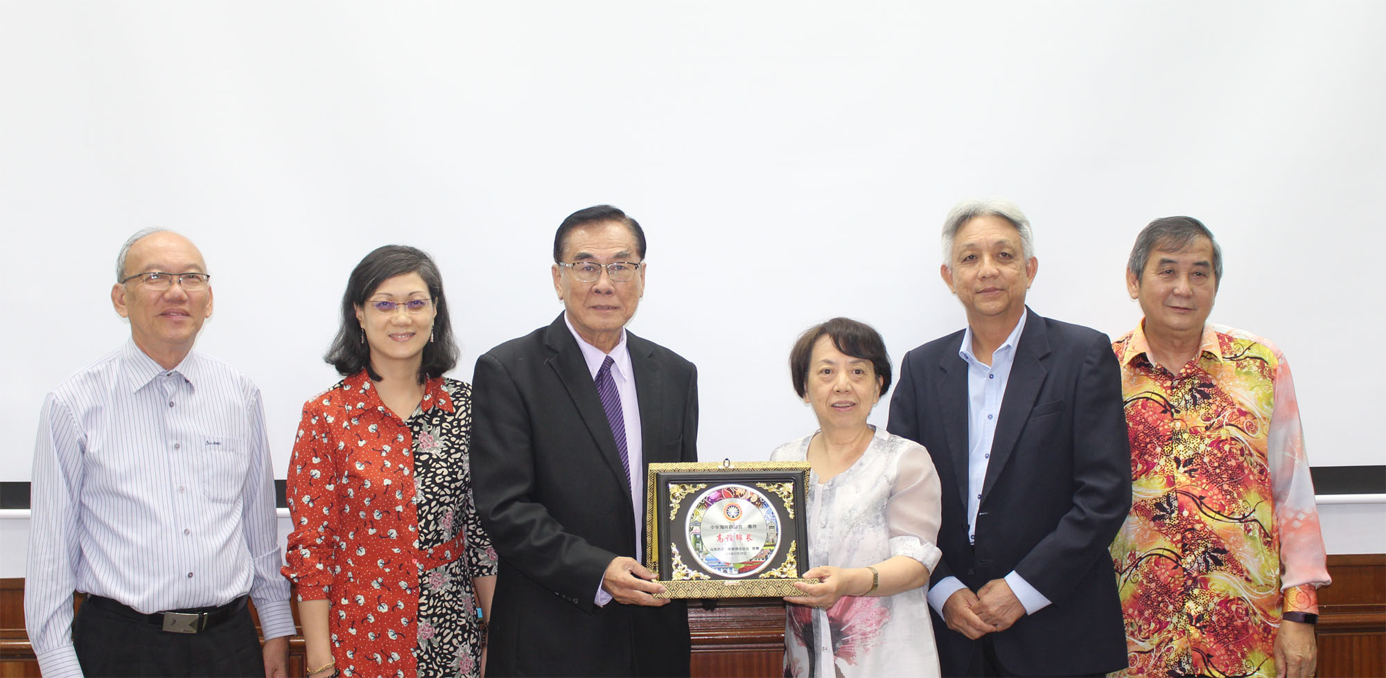 教总主席拿督王超群赠送纪念品予中华海外联谊会理事汤翠英。