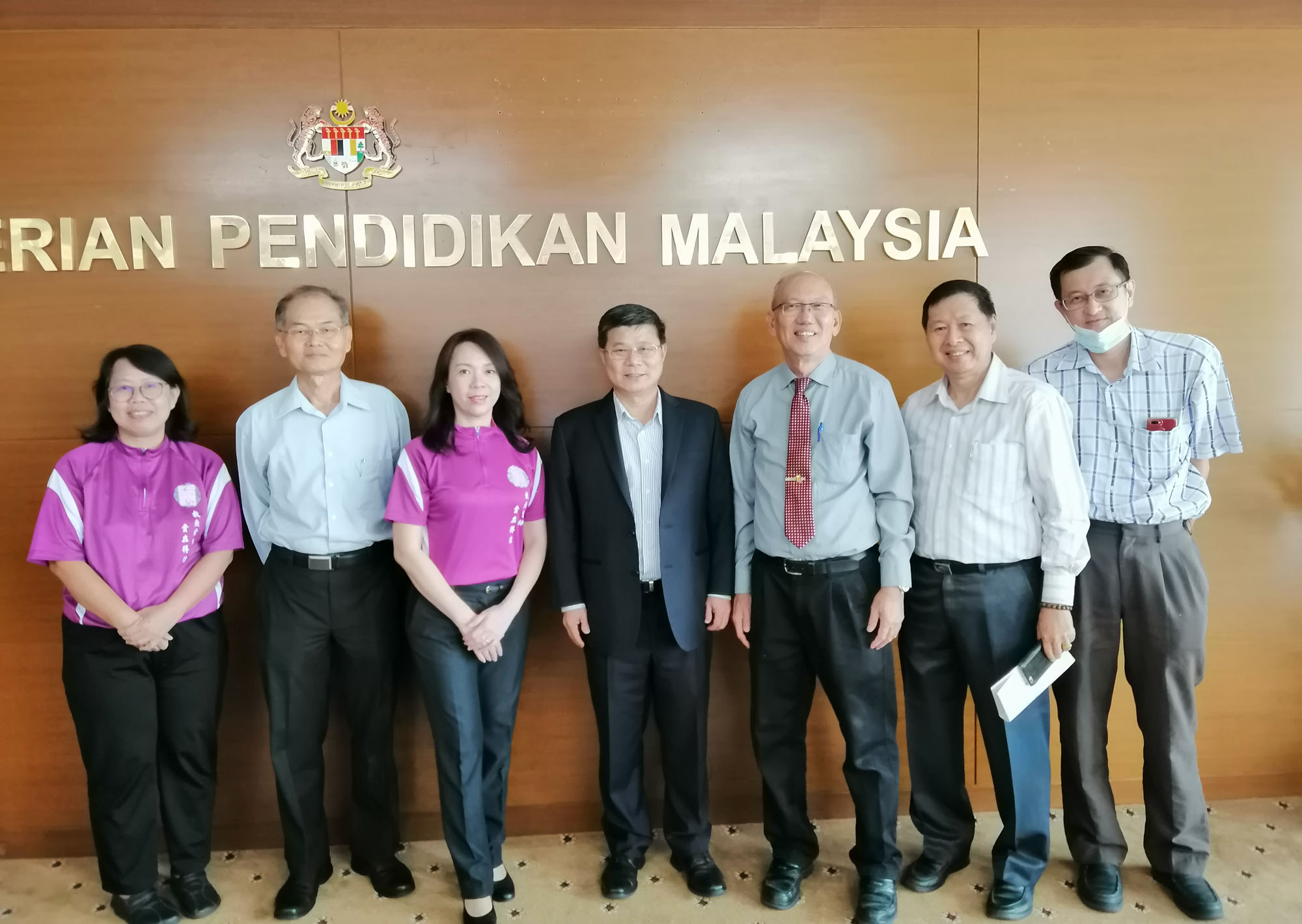 我要当老师工委会成员在新闻发布会后合影。左起：张宝云、王文坂、曾俊萍、黄再兴、李金桦、彭忠良、叶翰杰