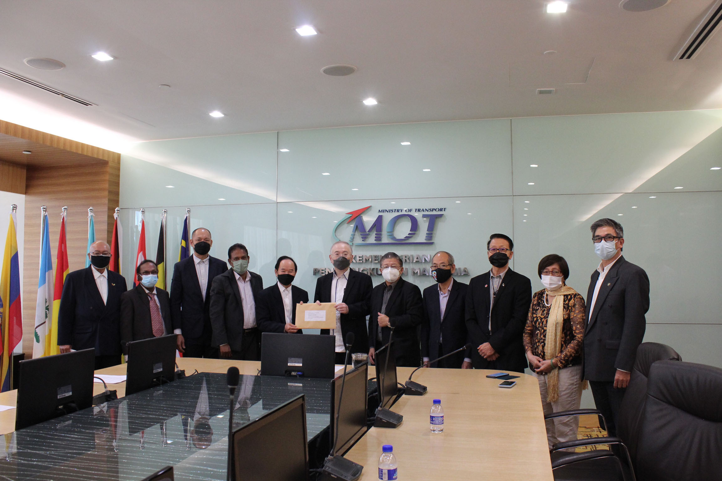 华团与印裔团体呈交“维护宪法精神，捍卫母语教育”签盖运动的联署名单予拿督斯里魏家祥（中）。左起杨应俊、苏巴马廉、庄俊隆、德拉温和陈大锦。右起郑联华、林秋雅、杨有为、蔡庆文和王仕发。