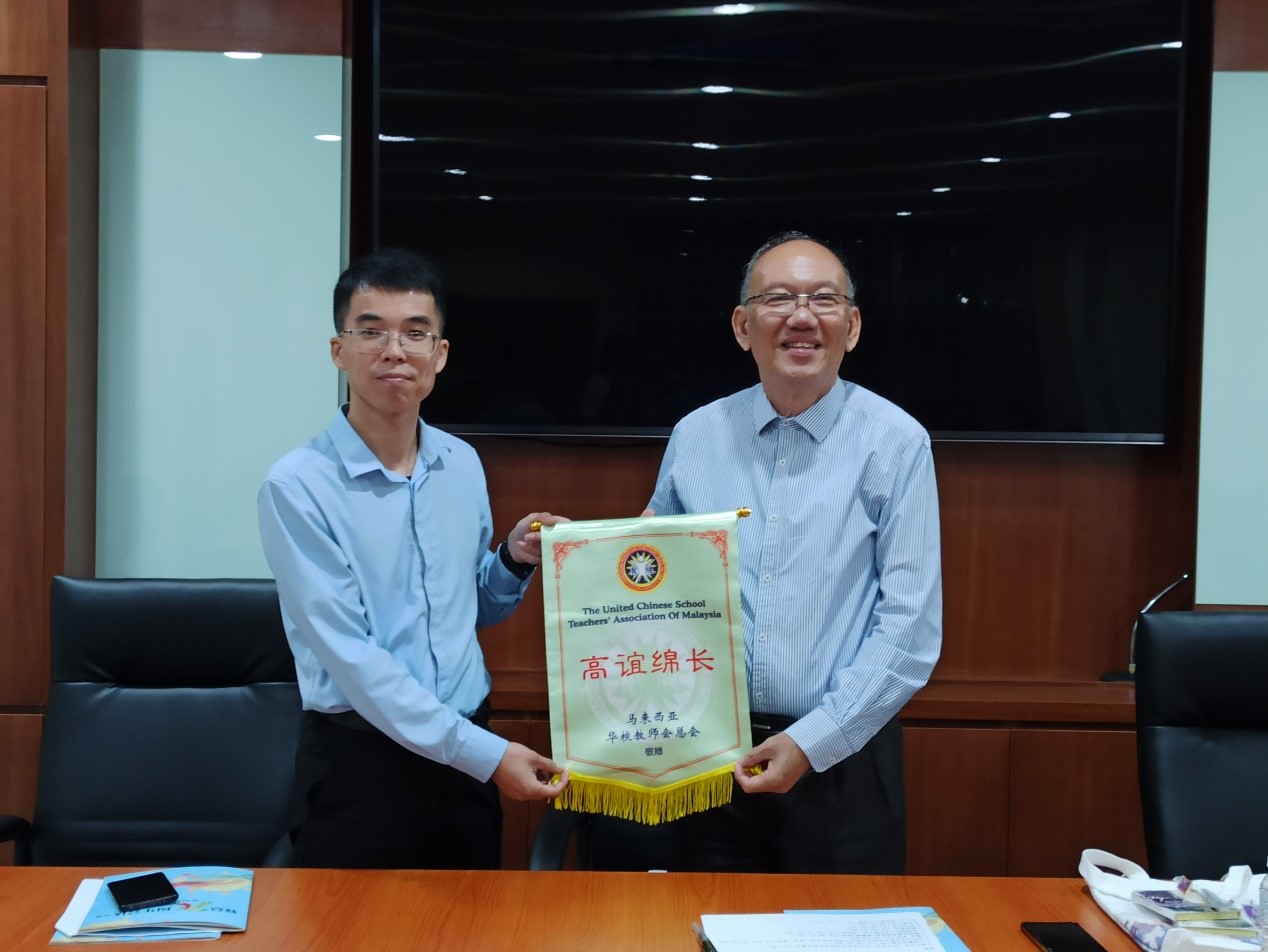 教总副主席李金桦（右一）赠送纪念品予中国清华大学林琳涵副教授