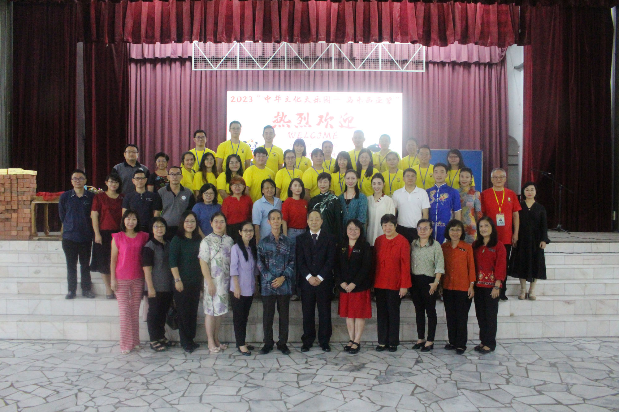 第一排左四起为韩琦女士、方淑芬校长、陈桂鸿校长、何新华处长及张仪雯督学。