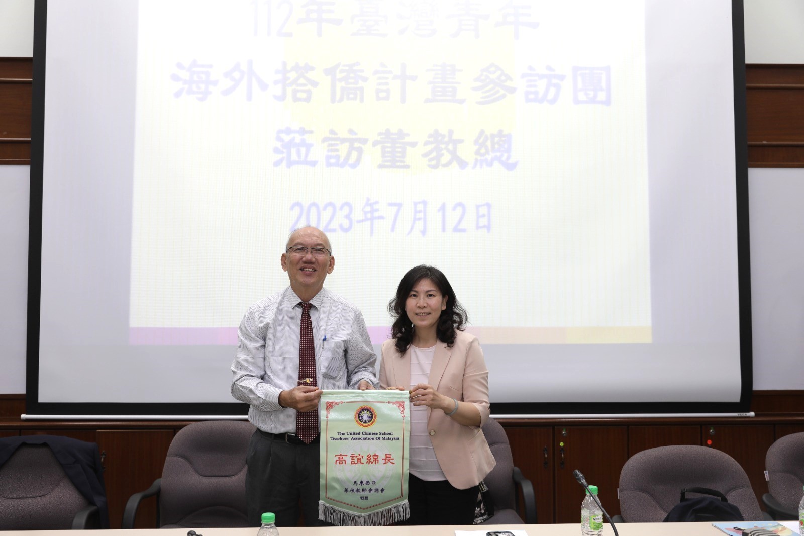 副主席李金桦（左）赠送纪念品予台湾侨务委员会江佳慧科长（右）