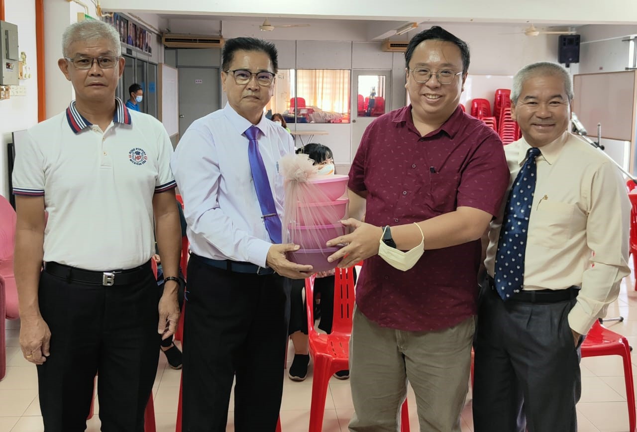 王富麟（右2）代表颁发纪念品给董荣山（左2）。右1：涂兴全。左1：李成贤。