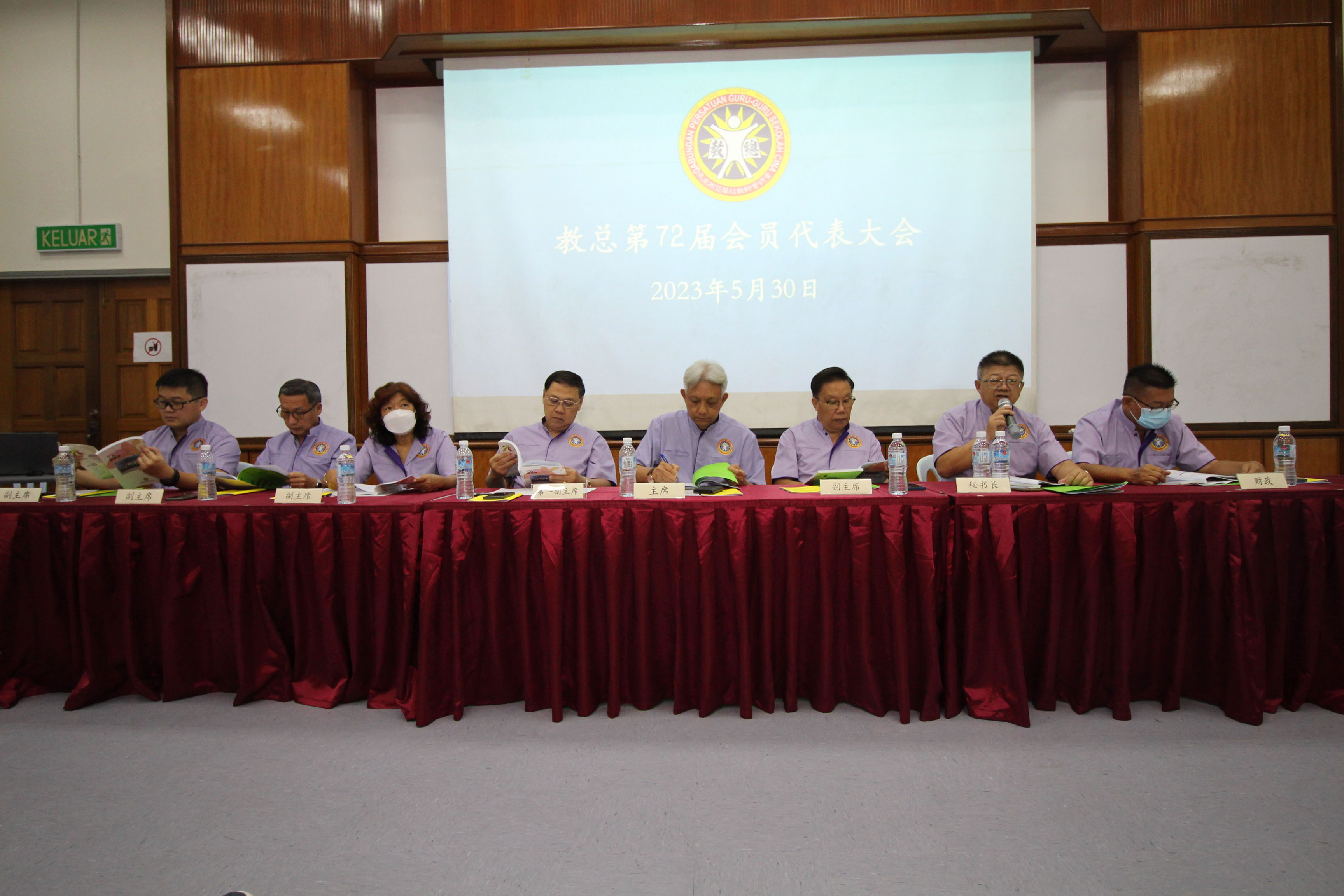 教总秘书长王仕发（右二）汇报2022年会务工作概况。右一为财政王金忠。左起副主席夏正恒、汤贵荣、方良妹、第一副主席拿督黄天良、主席谢立意，以及副主席黄绍轩。