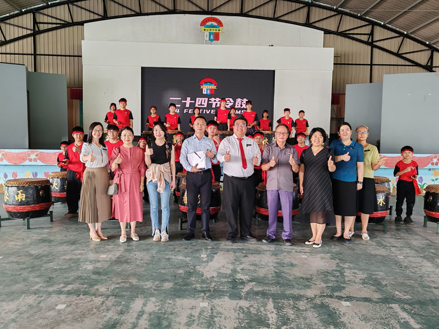 三位讲师在四川海外联谊会崔疆峰副秘书长的带领下，莅临砂拉越美里罗东中华公学进行参访和交流，受到该校董事长甲必丹张雅木以及赖昭恬校长和老师们的热烈欢迎和热忱接待。