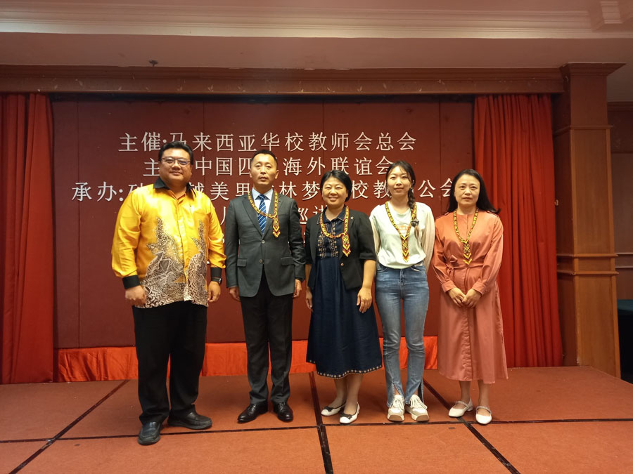 砂拉越美里与林梦教师会主席赖昭恬校长与来自四川的四位贵宾相见甚欢