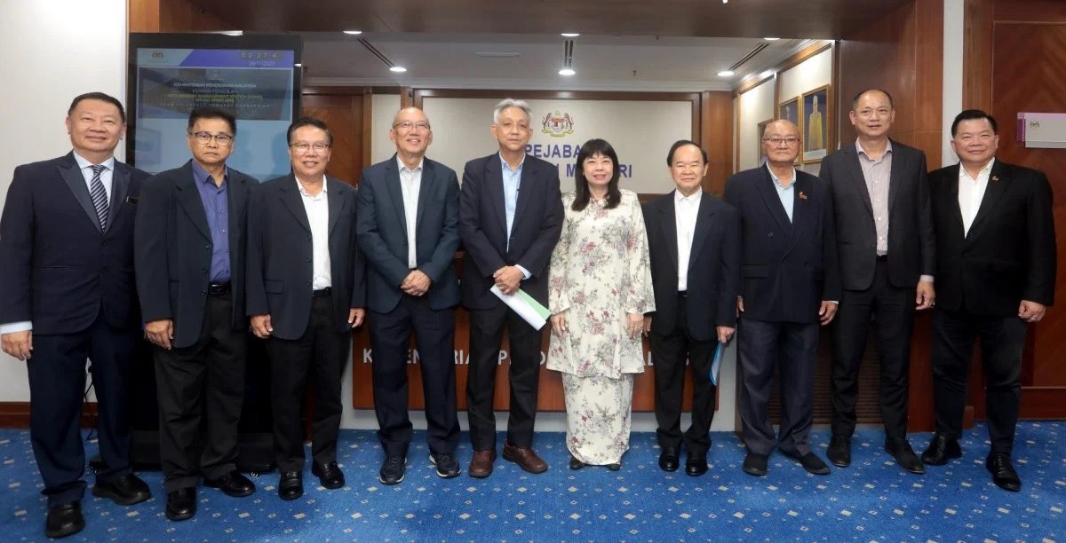 照片左起教总常务理事尤进来、师资教育主任董荣山、副主席黄绍轩、李金桦和主席谢立意，以及教育部副部长林慧英。右起董总财政拿督杨安山、秘书长庄俊隆、副主席杨应俊和主席陈大锦。