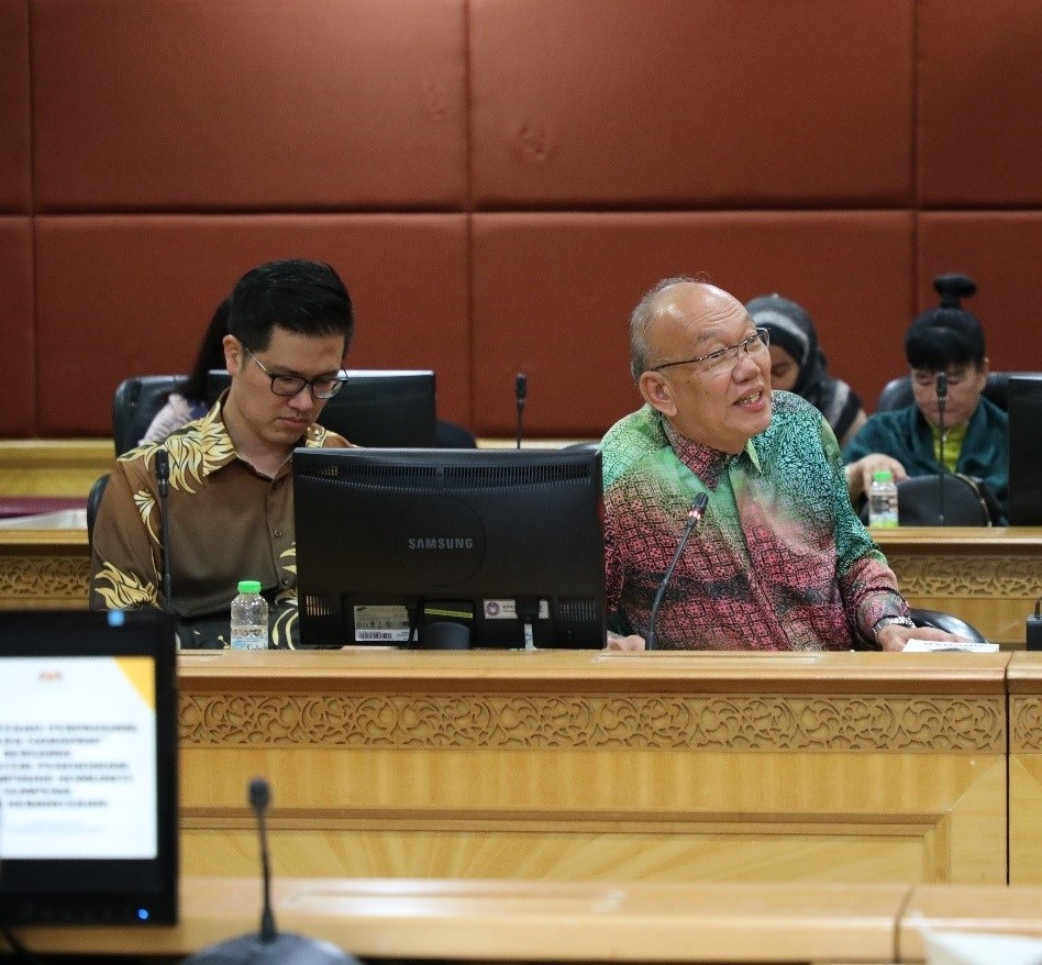 教总副主席李金桦（右）出席教育部长法丽娜召开的会议。