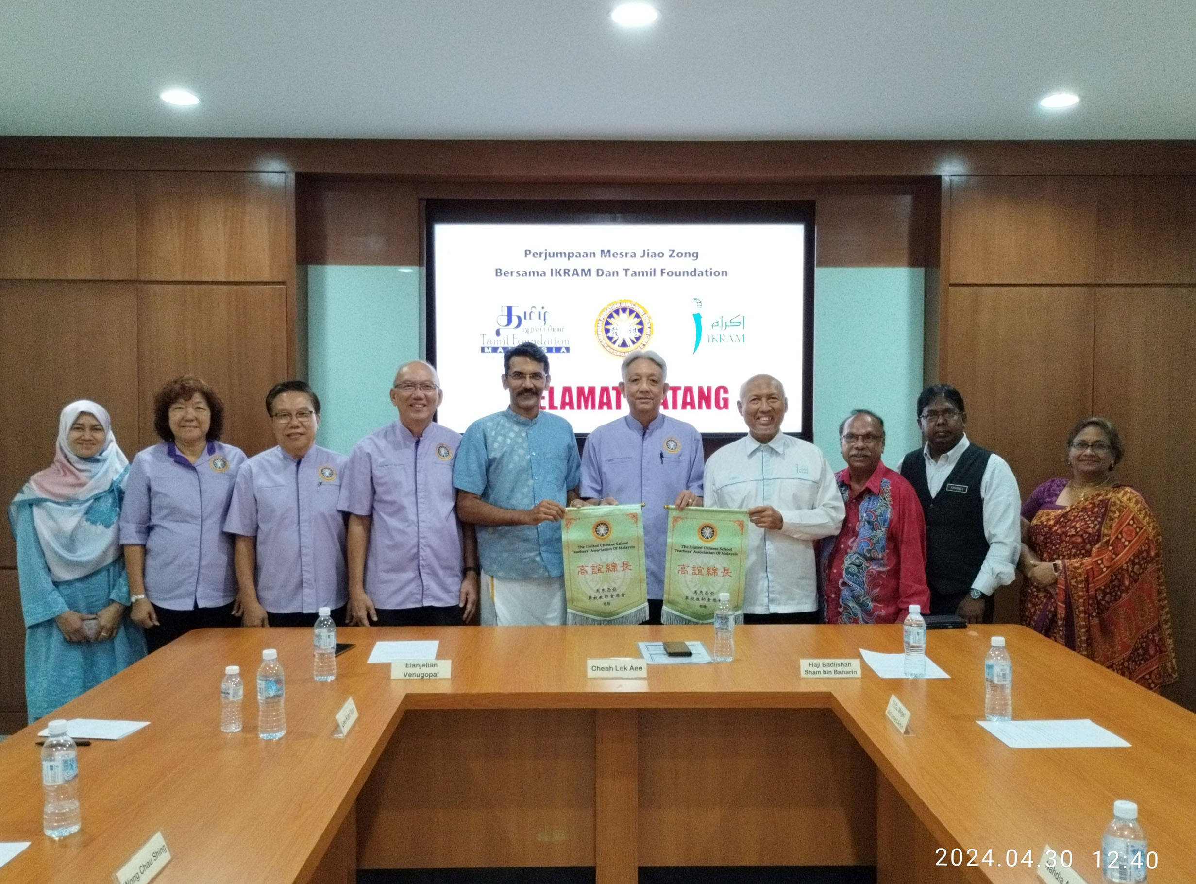  照片左起：Puan Nahdia Ariffin、方良妹、黄绍轩、李金桦、Elanjelian、谢立意、Ustaz Megat Mohamed Amin、Supramaniam、Dr. Kumaravelu和Tamilchelvi