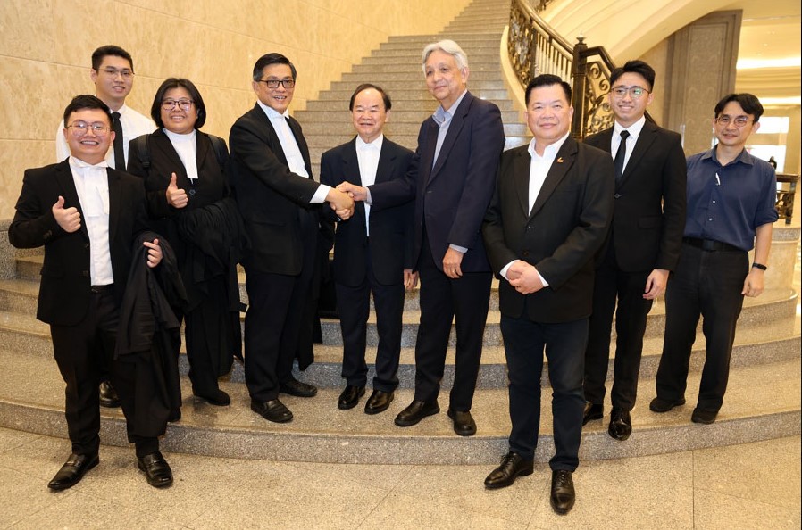 教总主席谢立意（右四）和董总主席陈大锦（右五）与代表律师黄觥发（左四）在庭外互相道贺。