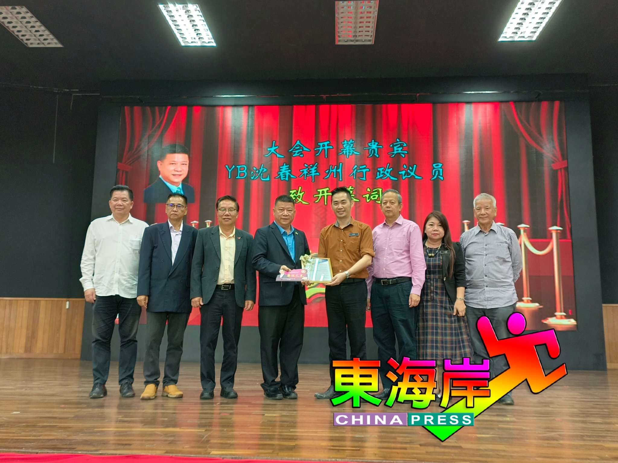 沈春祥（左4起）代表大会颁发纪念品给主讲人罗旭斌副校长；左起为杨安山、董荣山、黄绍轩，右起林锦志、陈慧琦及胡智云。