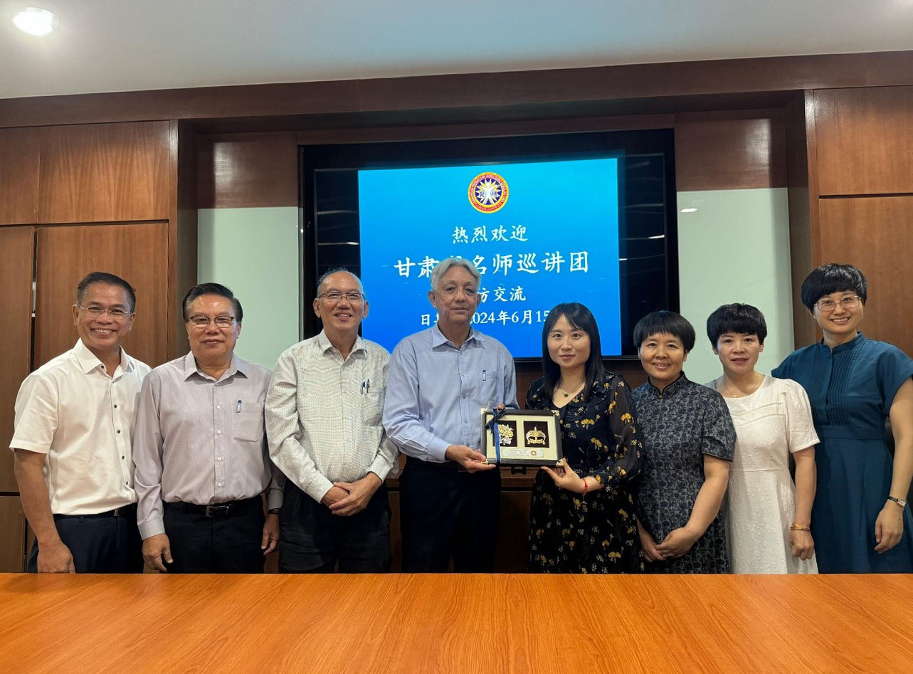 教总主席谢立意（左四）赠送纪念品给周瑜副处长。左起为教总常务理事黄西利、副主席黄绍轩和李金桦。右起为李华教授、张英老师及刘海健副教授。