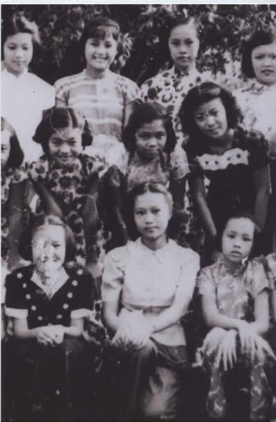 前排中为何容志老师，后排左二为张玉英